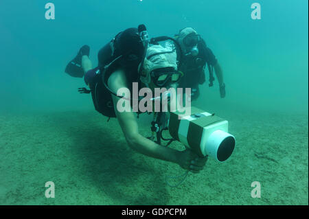 8 luglio 2010 - STATI UNITI Navy l'eliminazione degli ordigni esplosivi tecnico utilizza un/PQS 2un palmare dispositivo sonar durante il corso di formazione nella R Foto Stock