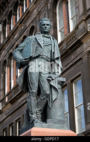 La statua di architetto scozzese William Henry Playfair all'esterno del Museo di Scozia nelle camere Street, Edimburgo. Foto Stock