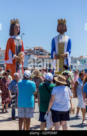 Nautico tradizionale processione della Virgen del Carmen (saint di marinai) con fisherboats nella costa del villaggio di pala Foto Stock