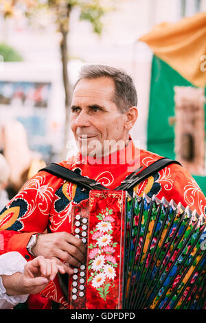 Gomel, Bielorussia - Settembre 12, 2015: Sconosciuto uomo in vestiti nazionali suona la fisarmonica folk musica bielorusso Foto Stock
