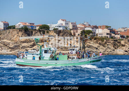 Nautico tradizionale processione della Virgen del Carmen (saint di marinai) con fisherboats nella costa del villaggio di pala Foto Stock