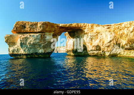 Azure Window, famoso arco in pietra sul isola di Gozo con la riflessione, Malta Foto Stock