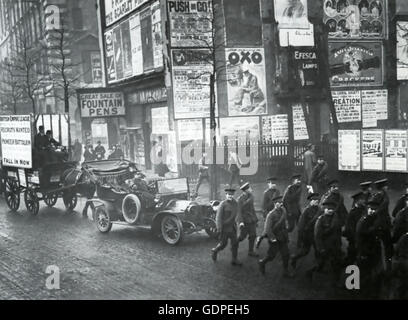 La prima guerra mondiale un dignitario locale diventa un giro mentre i membri del re Royal Rifle Corps slog su una unità di reclutamento a Londra nel 1915 Foto Stock