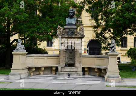 Vitezslav Halek memorial al di fuori del Nuovo Municipio (radnice Novometska) vicino al centro di Praga (Praha) nella Repubblica Ceca. Foto Stock