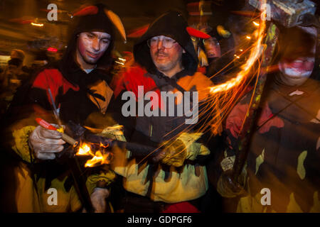 "Correfoc', tipica catalana celebrazione in cui draghi e demoni armati con fuochi d'artificio danza attraverso le strade. In Via Laiet Foto Stock