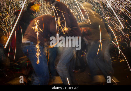 "Correfoc', tipica catalana celebrazione in cui draghi e demoni armati con fuochi d'artificio danza attraverso le strade. In Via Laiet Foto Stock