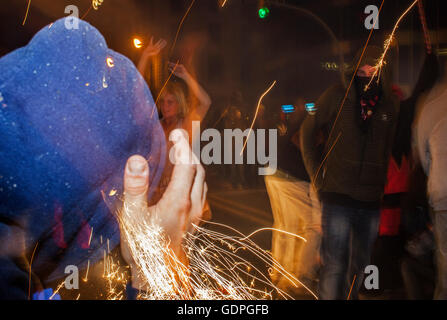 "Correfoc', tipica catalana celebrazione in cui draghi e demoni armati con fuochi d'artificio danza attraverso le strade. In Via Laiet Foto Stock