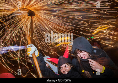 "Correfoc', tipica catalana celebrazione in cui draghi e demoni armati con fuochi d'artificio danza attraverso le strade. In Via Laiet Foto Stock