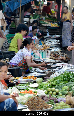 Un piccolo streetmarket nella città di Myeik nel sud in Myanmar in Southeastasia. Foto Stock