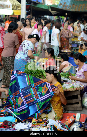 Un piccolo streetmarket nella città di Myeik nel sud in Myanmar in Southeastasia. Foto Stock