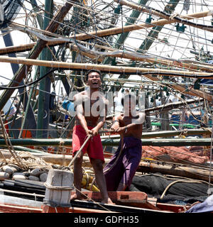 La gente al molo nella città di Myeik nel sud in Myanmar in Southeastasia. Foto Stock