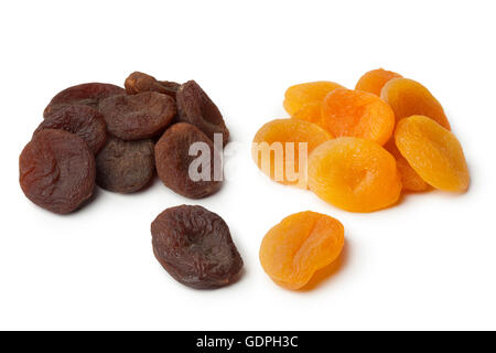 Cumulo di nutrienti salutari marrone e arancione albicocca secca Frutta su sfondo bianco Foto Stock