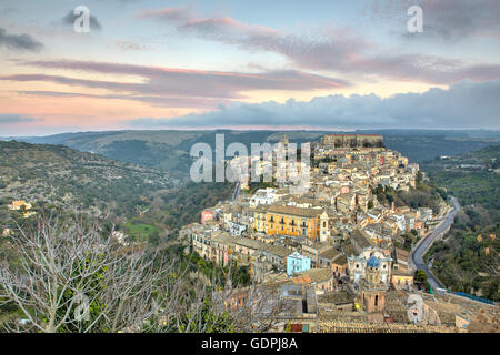 La città di Ragusa Ibla al tramonto, Sicilia, Italia Foto Stock