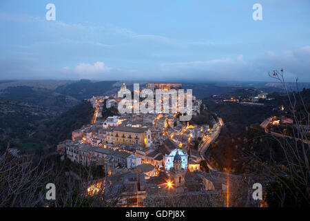 La città di Ragusa Ibla al tramonto, Sicilia, Italia Foto Stock