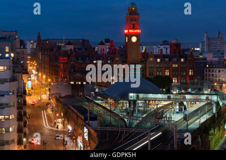 Lo skyline di Manchester con il traffico stradale e i treni nei pressi di Oxford Road station da Whitworth Street West nel centro della città di notte. Foto Stock