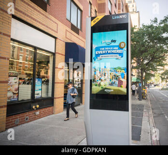 La pubblicità di Amazon auto-proclamato holiday "primo giorno" su un chiosco LinkNYC in New York martedì, luglio 12, 2016. Occasioni e offerte a gogò sono offerti per la perfezione del Amazon shopper su questo evento di un giorno. Il cosiddetto offerte vacanze 100.000 deal per i clienti, se essi sono membri di perfezione del Amazon. Molti acquirenti sono riportati per essere problemi con i loro rapidi e Amazon è citato "Alcuni clienti hanno segnalato difficoltà con checkout. Stiamo lavorando per risolvere il problema rapidamente." (© Richard B. Levine) Foto Stock