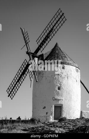 Il mulino a vento e il castello di Consuegra, Castilla la Mancha, in Spagna. Foto Stock