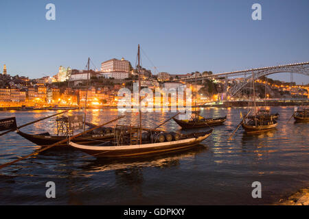 Il vino di Porto imbarcazioni presso il lungomare con il Ponte de Dom Luis 1 e dalla parte vecchia della città sul fiume Douro in Ribeira nella città di ce Foto Stock