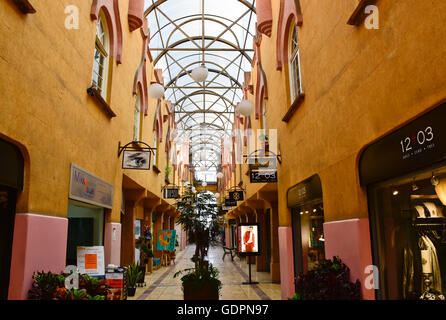 Negozi in all'interno di una Colonia Roma quartiere edificio sulla Avenida Alvaro Obregon a Città del Messico. Foto Stock