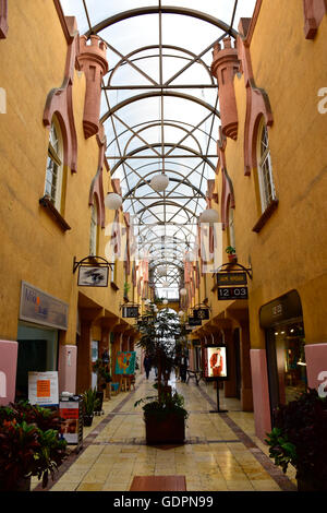 Negozi in all'interno di una Colonia Roma quartiere edificio sulla Avenida Alvaro Obregon a Città del Messico. Foto Stock