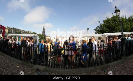 Le scene e gli artisti interpreti o esecutori dall'Edinburgh Festival Fringe vergine sponsorizzato street festival di Edimburgo, Scozia, Regno Unito Foto Stock