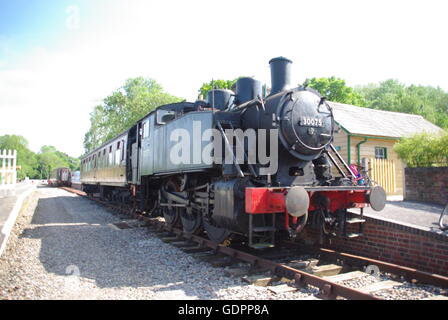 Treno a vapore alla stazione di Shillingstone, Dorset, Inghilterra Foto Stock