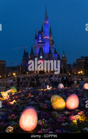 Cenerentola del castello con decorazione di Pasqua illuminata di notte al Tokyo Disney Resort in Giappone Foto Stock