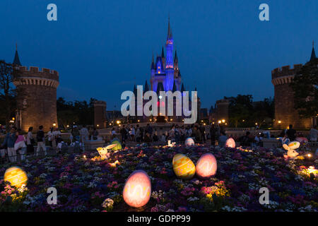 Cenerentola del castello con decorazione di Pasqua illuminata di notte al Tokyo Disney Resort in Giappone Foto Stock