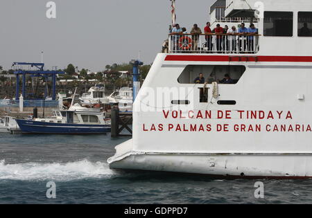 Il traghetto sul conection da Playa Blanca a Lanzarote e Corralejo a Fuerteventura su delle isole Canarie in Spagna in un Foto Stock