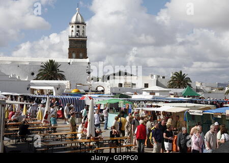 Il mercato della domenica nella città vecchia di Teguise sull isola di Lanzarote su delle isole Canarie in Spagna nell'Oceano Atlantico. su Foto Stock