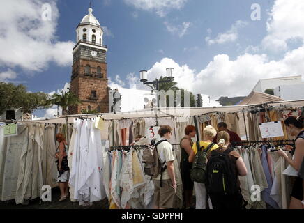 Il mercato della domenica nella città vecchia di Teguise sull isola di Lanzarote su delle isole Canarie in Spagna nell'Oceano Atlantico. su Foto Stock