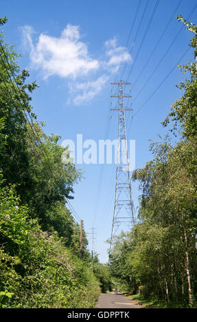 Le grandi piloni portanti cavi sul fiume Tyne a Jarrow dwarf un ciclista, Tyne and Wear, North East England, Regno Unito Foto Stock