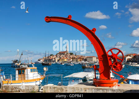 Rovigno Croazia.Old boat gru nella parte anteriore Foto Stock