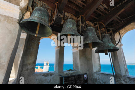 Le campane della chiesa sulla torre di una basilica bizantina in Porec Foto Stock