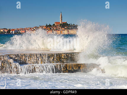 Rovigno Croazia.grandi onde nella città di Rovigno in Istria Foto Stock