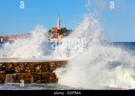 Rovigno Croazia.grandi onde nella città di Rovigno in Istria Foto Stock