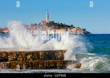 Grandi onde colpire frangiflutti a Rovigno, Istria Foto Stock