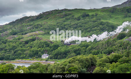 Il treno giacobita sul suo modo di Mallaig sulla costa ovest della Scozia Foto Stock