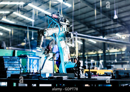 Robot di saldatura in impianto o stabilimento di produzione Foto Stock