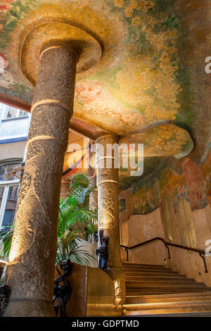 Scale del cortile interno, Casa Mila, La Pedrera, Barcellona, in Catalogna, Spagna Foto Stock