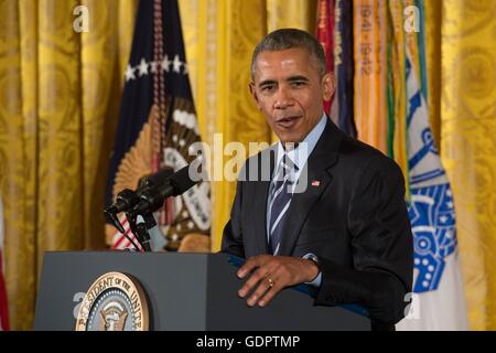 Il Presidente degli Stati Uniti Barack Obama parla durante la cerimonia di presentazione per la medaglia d'onore di pensionati U.S. Esercito il Tenente Colonnello Charles bollitori per la cospicua galanteria durante una cerimonia che si terrà nella Sala Est della Casa Bianca Luglio 18, 2016 a Washington, DC. Bollitori è accreditato di salvare la vita di 40 soldati in operazioni di combattimento vicino Duc Pho, Vietnam, il 15 maggio 1967. Foto Stock