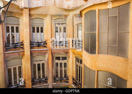 Vista del cortile interno, Casa Mila, La Pedrera, Barcellona, in Catalogna, Spagna Foto Stock