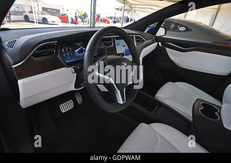 Tesla Model X P90D è un SUV crossover completamente elettrico full-size prodotto da Tesla Motors. Cruscotto interno. Al Goodwood Festival of Speed Foto Stock