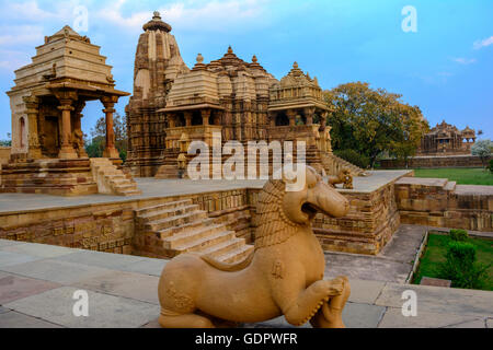 Devi Jagadambi tempio tempio indù contro il cielo blu - Khajuraho Madhya Pradesh, India Foto Stock