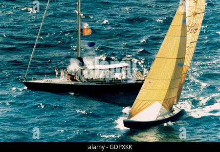 AJAX NEWS FOTO. 4Febbraio, 1987. FREMANTLE, Australia. - A STELLE E STRISCE OTTIENE IL CUP --ROYAL PERTH YACHT CLUB LA BARCA COMITATO CANON SI SPEGNE CON UN BOTTO E una nuvola di fumo come Dennis Conner manzi Stars & Stripes ACROS il traguardo della quarta gara IN AMERICA'S CUP MATCH DISATTIVATO GAGE strade, mercoledì. Ha battuto il difensore australiano KOOKABURRA III da 1'59'. Foto: HARRY McCOY/AJAX REF:AMCUP 87. Foto Stock