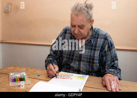 Uomo anziano vive con due diabete a casa da solo Foto Stock