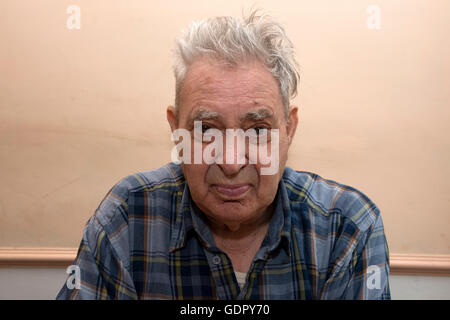 Uomo anziano vive con il tipo di diabete due Foto Stock