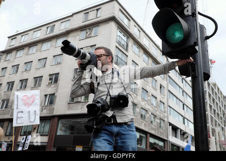 Un fotografo a fotografare il 'Marco per l'Europa" contestatori avvicinando Piccadilly da Hyde Park di Londra 2016 KATHY DEWITT Foto Stock