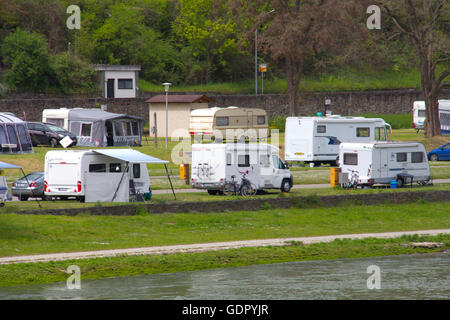 RV camper nestle accanto al fiume Reno in St. Goar, Germania. Foto Stock