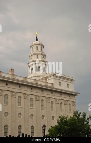 Il Tempio di Nauvoo in un giorno nuvoloso. Più tardi il giorno dei santi tempio in Illinois. Foto Stock